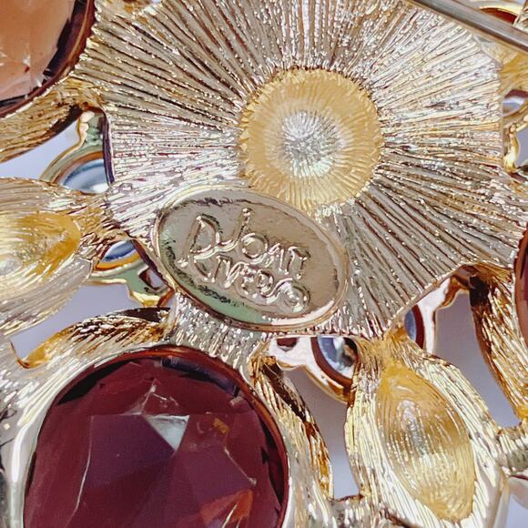 VTG Signed Joan Rivers Gold Tone Amber Resin Faux Pearl Floral Radiant Brooch - Picture 8 of 12